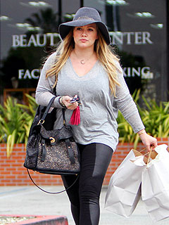 PHOTO: Hilary Duff Shows Off Luca's Feet | Hilary Duff