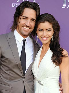 Jake Owen Pops The Question – On Stage! | Jake Owen