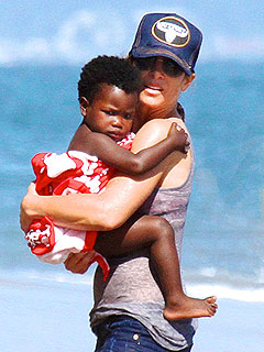 PHOTO: Jillian Michaels Takes Daughter Lukensia to the Beach | Jillian Michaels