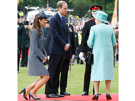 Queen Elizabeth Curtsy Protocol Memo Affects Kate