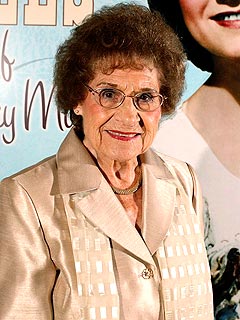 Kitty Wells, the Queen of Country Music, Dies
