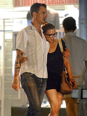 Scarlett Johansson Dating Nate Naylor; Take Romantic Walk in Paris