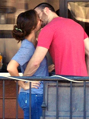Chris Evans & Minka Kelly Share a Smooch