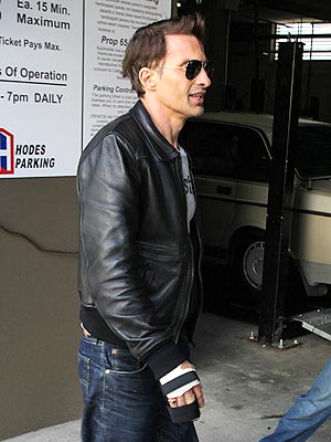 Halle Berry Fiance Olivier Martinez Bandaged Hand Photo