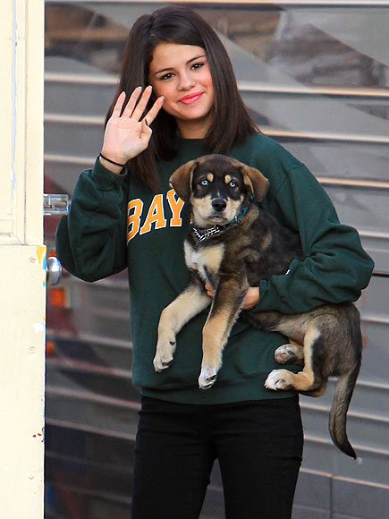 GIVE A WAVE photo | Selena Gomez