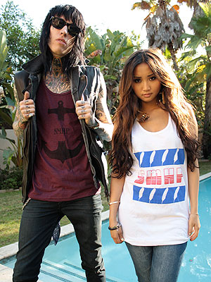 Trace Cyrus Brenda Song Love Nesting with Their Dogs enlarge