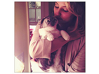 Dianna Agron Kisses Taylor Swift's Cat | Dianna Agron