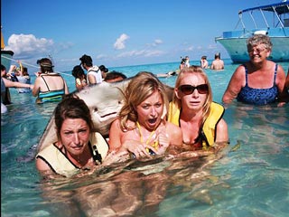 PHOTO BOMB! Stingray Crashes Vacation Picture
