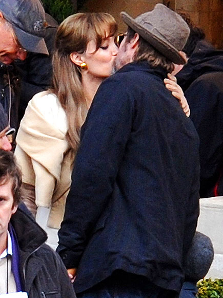 UNSCRIPTED MOMENT   photo | Angelina Jolie, Brad Pitt