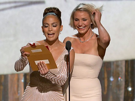 Academy Awards 2012: JENNIFER LOPEZ WARDROBE MALFUNCTION : People.