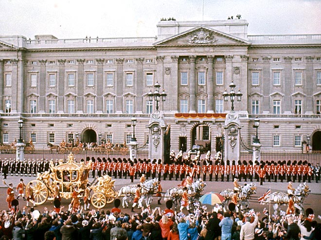 REGAL CARRIAGE
photo | Queen Elizabeth II