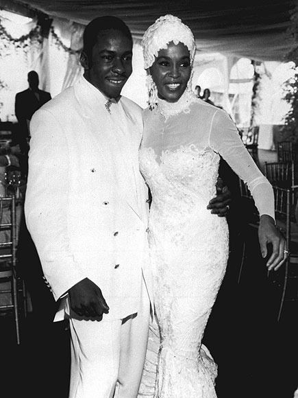 Whitney Houston dan Bobby Brown menikah pada 18 July 1992 (Credit: AP)
