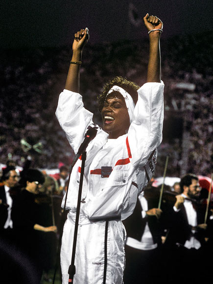 Whitney Houston tampil di Super Bowl XXV tahun 1991 (Credit: George Rose/Getty)