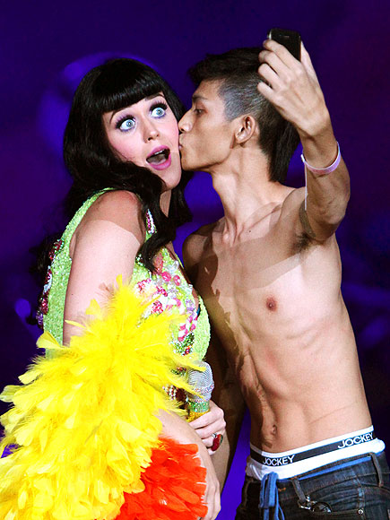 FAN-TASTIC KISS
photo | Katy Perry