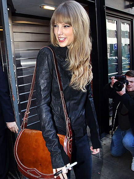 PERFECT PENMANSHIP
 photo | Taylor Swift
