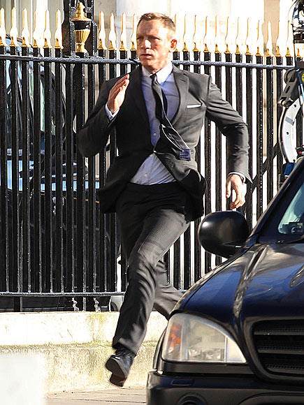 ON THE RUN  photo | Daniel Craig