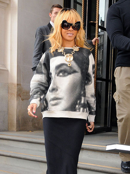 WALK LIKE AN EGYPTIAN photo | Rihanna