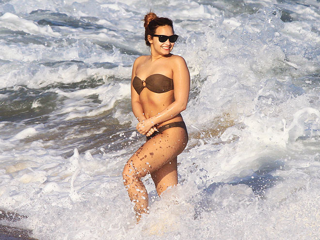 BREAKING THE WAVES
 photo | Demi Lovato