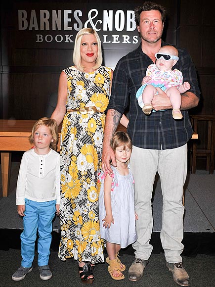 GROUP EFFORT photo | Dean McDermott, Tori Spelling