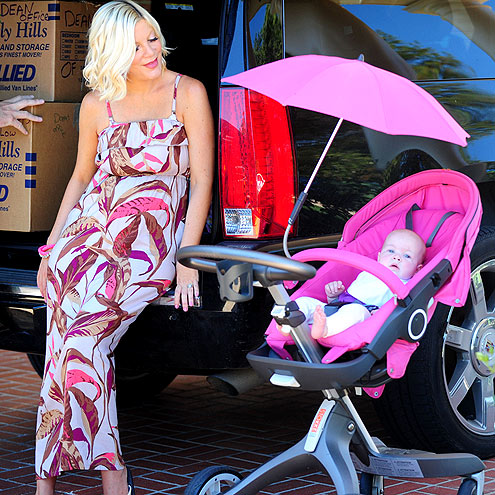A PINK DAY photo | Tori Spelling