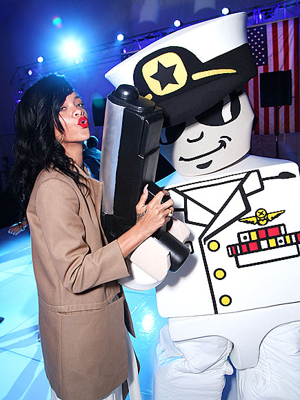 SHE'S GOT GUNS!
 photo | Rihanna