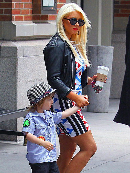 MAX OUT
 photo | Christina Aguilera