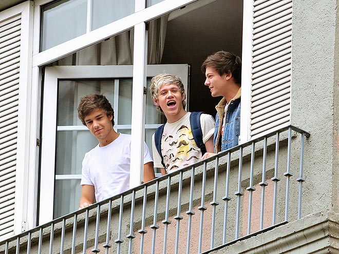 REAR WINDOW
 photo | One Direction