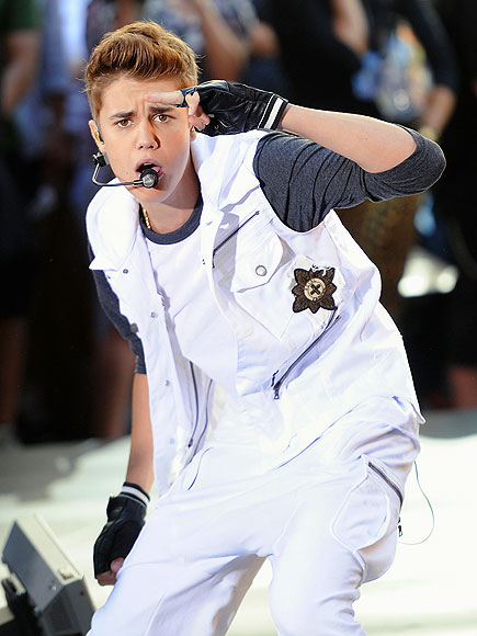 CROWD PLEASER
 photo | Justin Bieber