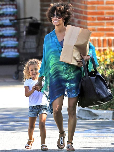 HANDS-ON MOM
 photo | Halle Berry
