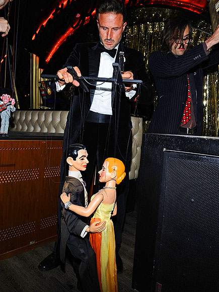 NO STRINGS ATTACHED
 photo | David Arquette