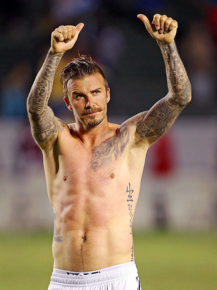 THUMBS WAY UP
 photo | David Beckham