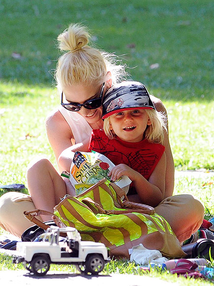 CUDDLE BUDDY
 photo | Gwen Stefani