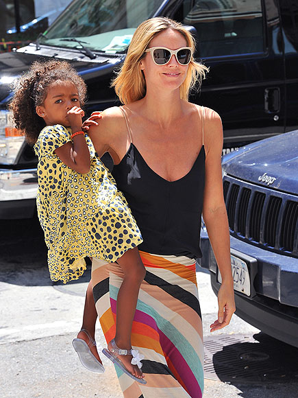 THUMBS UP photo | Heidi Klum