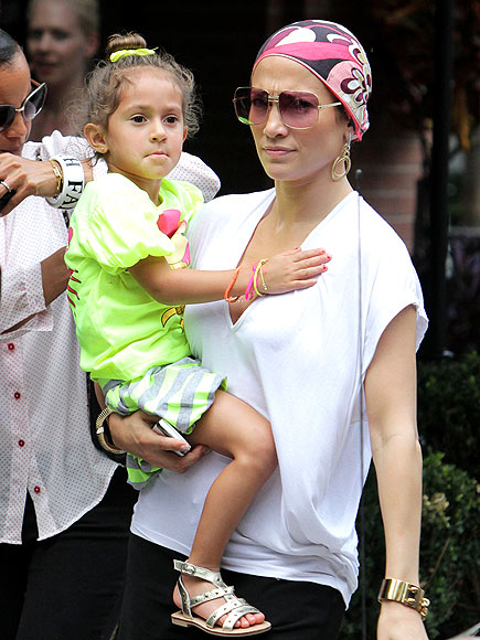 ONE HIP MOM photo | Jennifer Lopez