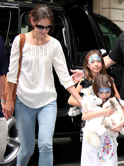 PAINT THE TOWN photo | Katie Holmes, Suri Cruise