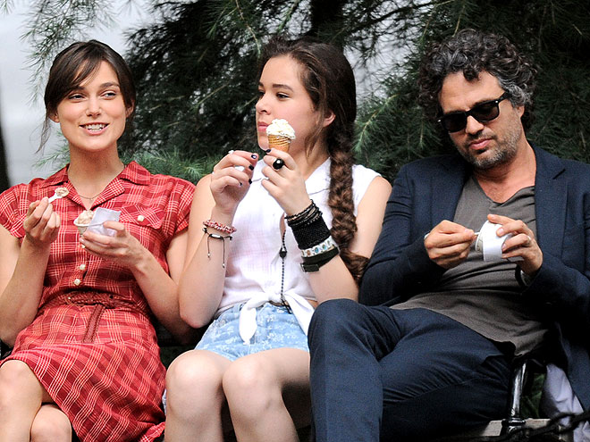 TRIPLE SCOOP photo | Hailee Steinfeld, Keira Knightley, Mark Ruffalo