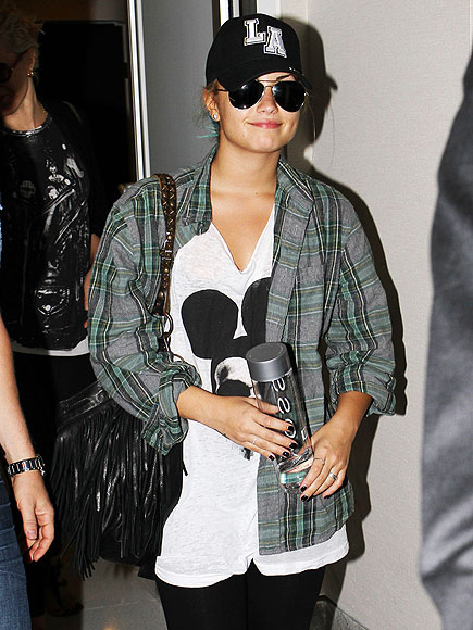 CHECKING OUT photo | Demi Lovato