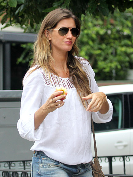 APPLE A DAY photo | Gisele Bundchen