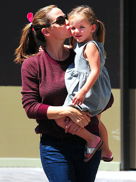 KISSY FACE photo | Jennifer Garner