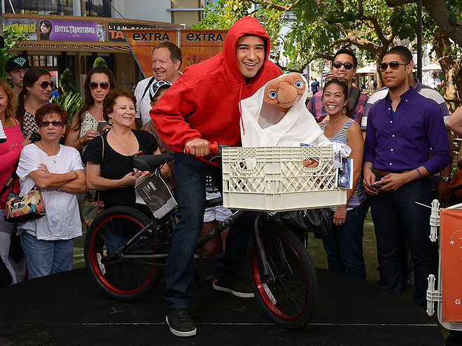 EXTRA TERRESTRIAL photo | Mario Lopez