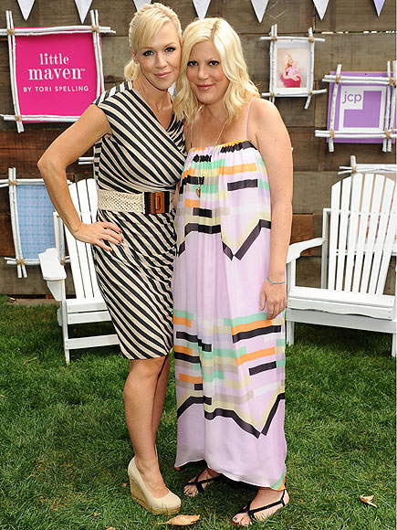 CHEEK-TO-CHEEK photo | Jennie Garth, Tori Spelling