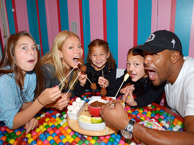 'FOND' OF YOU photo | Kelly Ripa, Michael Strahan