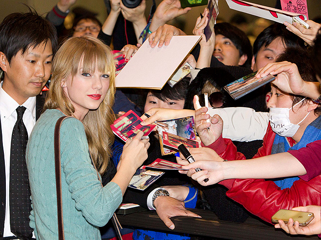 IT'S A SIGN! photo | Taylor Swift