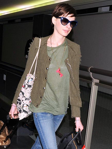 BAGGAGE, CHECK! photo | Anne Hathaway