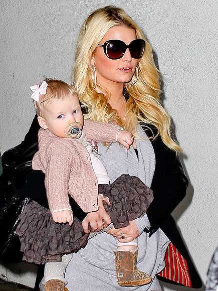 MOM ON THE MOVE photo | Jessica Simpson