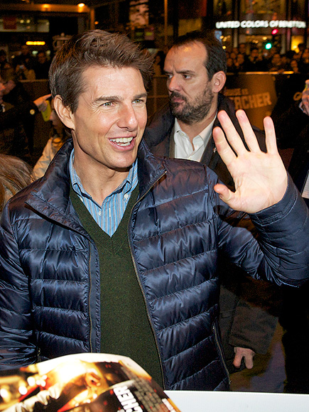 DOING THE WAVE photo | Tom Cruise