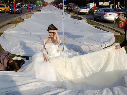 PHOTO Wedding Gown with 2Mile Train Breaks World Records Wedding Dress