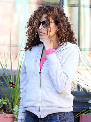 eva mendes 300x400 Check Out Eva Mendes’s Crazy Curly Hairdo