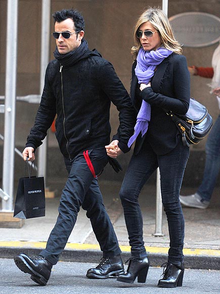 COZY COUPLE photo | Jennifer Aniston, Justin Theroux