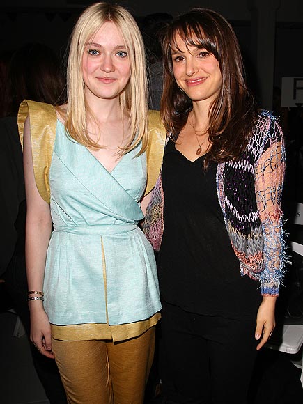 DAKOTA FANNING & NATALIE PORTMAN photo | Dakota Fanning, Natalie Portman